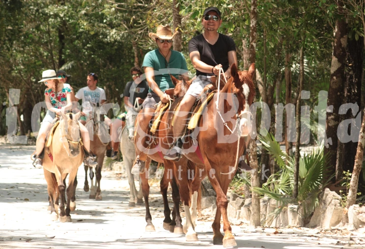 Horseback riding in Loma Bonita Ecopark